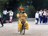 男子扮皇帝騎車游蕩 市民稱“偶遇皇阿瑪”