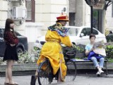 男子扮皇帝騎車游蕩 市民稱“偶遇皇阿瑪”