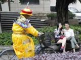 男子扮皇帝騎車游蕩 市民稱“偶遇皇阿瑪”