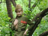 小蘿莉扮成蘇軍玩軍裝秀