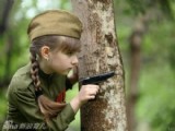 小蘿莉扮成蘇軍玩軍裝秀