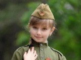 小蘿莉扮成蘇軍玩軍裝秀