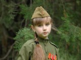 小蘿莉扮成蘇軍玩軍裝秀