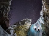 時間凝固:星空下的冰瀑