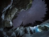 時間凝固:星空下的冰瀑