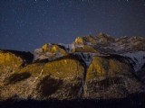 時間凝固:星空下的冰瀑